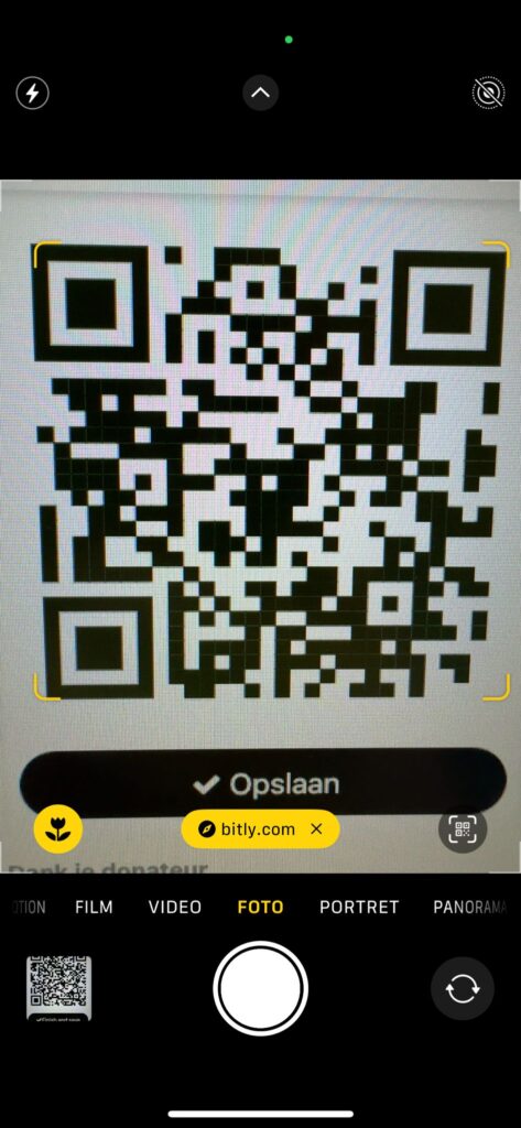 Screenshot on Iphone camera when scanning a QR-code. A yellow pop-up is present on the bottom of the screen with the text "bit.ly.com".